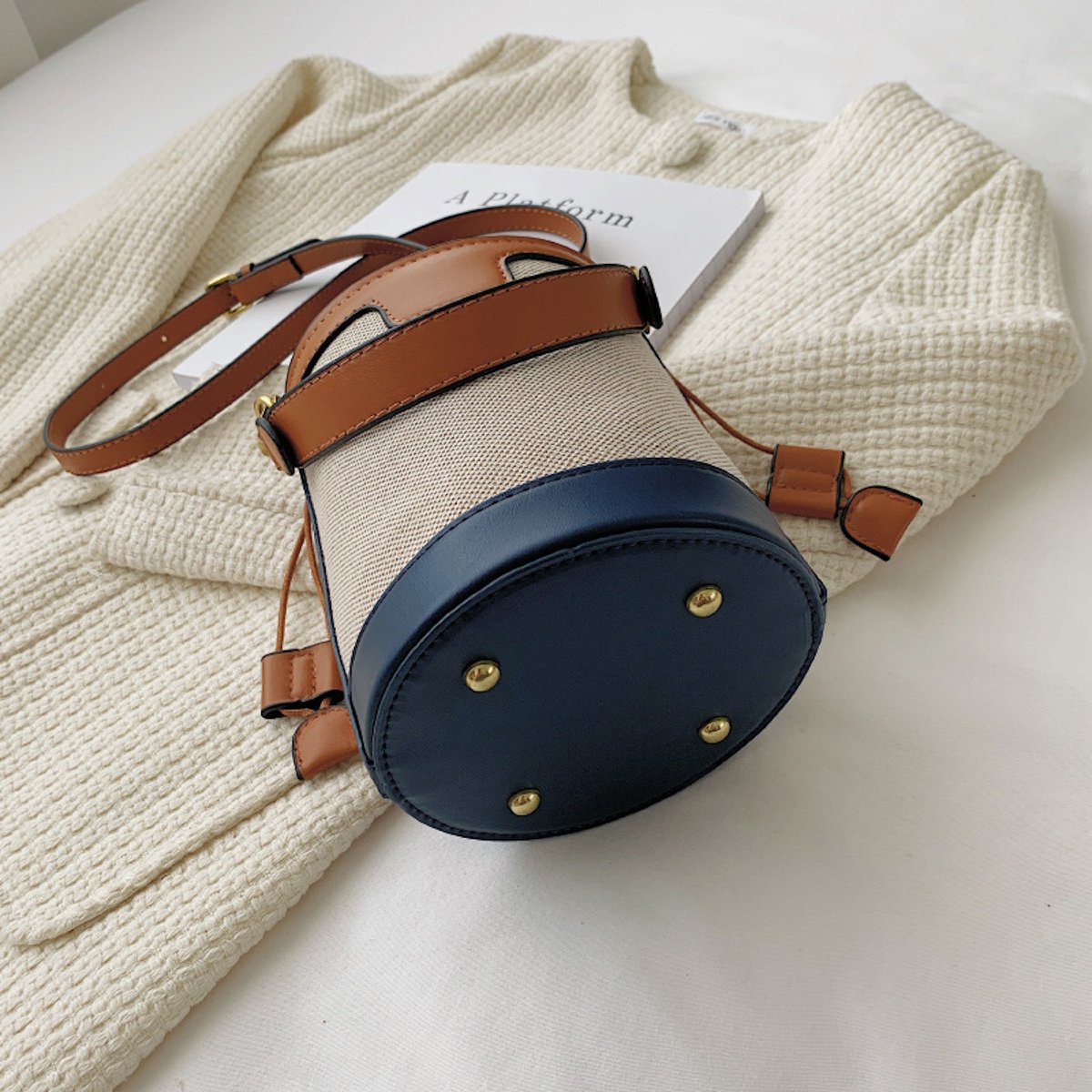 AnBeck Small Bucket Crossbody-håndtaske (2 farvemuligheder)