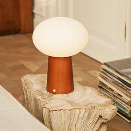 Max kastanjebruine houten draadloze tafellamp