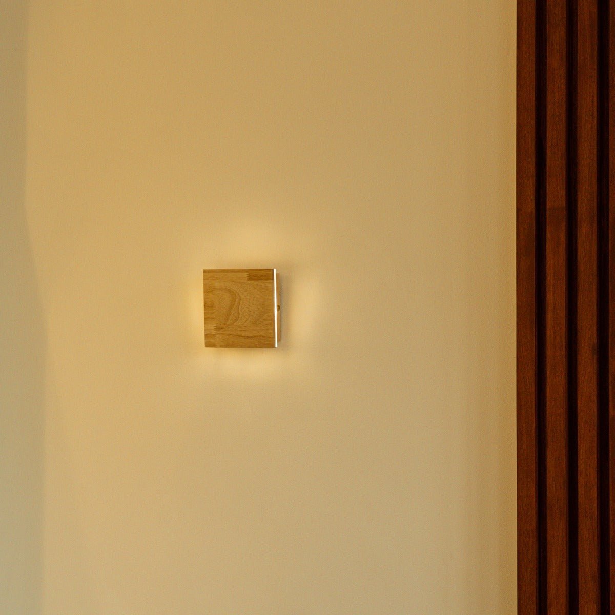 Ładowalna lampa ścienna Lane w kolorze jasnobrązowym