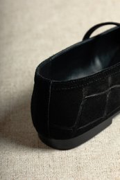 ALLI ZWART – Mary Janes van suède met croco-effect