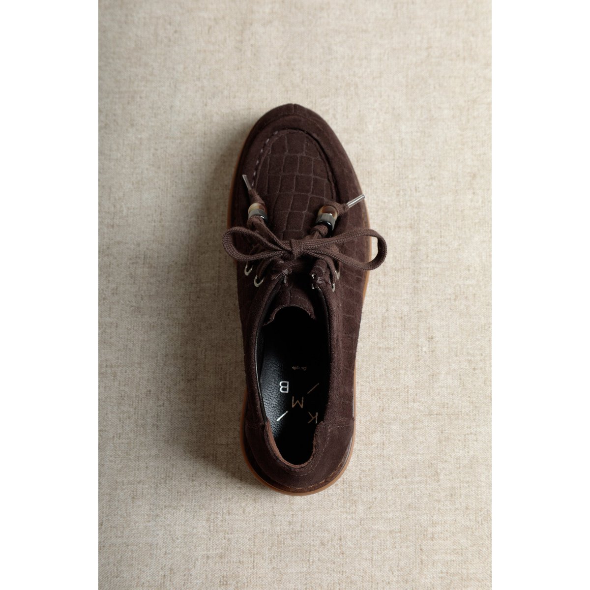ODDA BEADS CHOCOLADE – Suède Wallabees met veters van harskralen en dikke zool