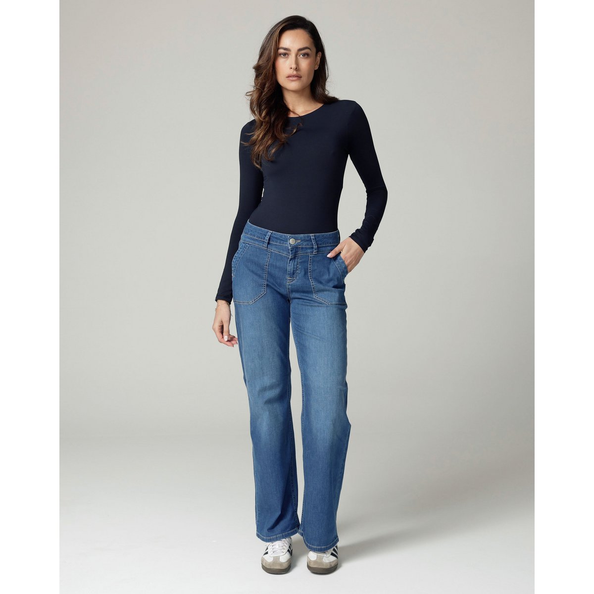 Mellemblå højtaljede jeans med brede ben | Kirsebæret