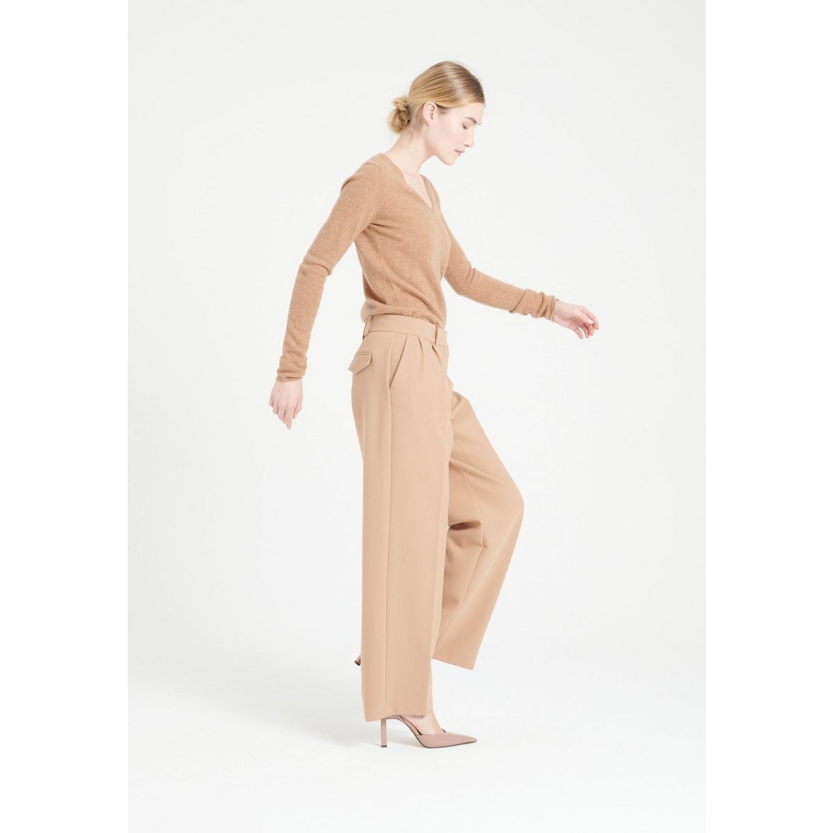 LILLY 2 Pull col V en cachemire camel
