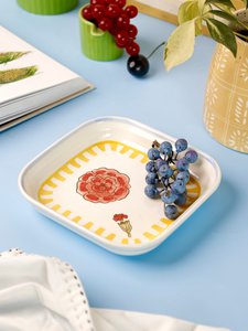 Quadratischer Snackteller aus handbemalter Keramik mit Streifen und Stiel, 15,5 cm