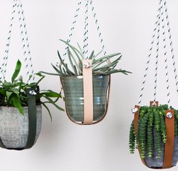 Leather planthanger - combined with black/white rope | Leren plantenhanger - i.c.m. zwart/wit touw