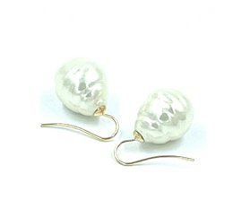 Small baroque pearl earrings, color white
