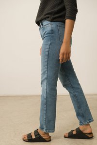 Gueda Momfit Denim-Hose in verwaschenem Blau