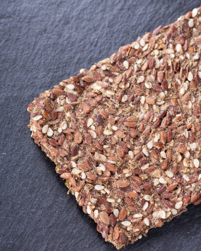 Keto-Leinsamen-Cracker mit Zwiebeln und Majoran 90 g – Vegan, ohne Zuckerzusatz, laktose- und glutenfrei