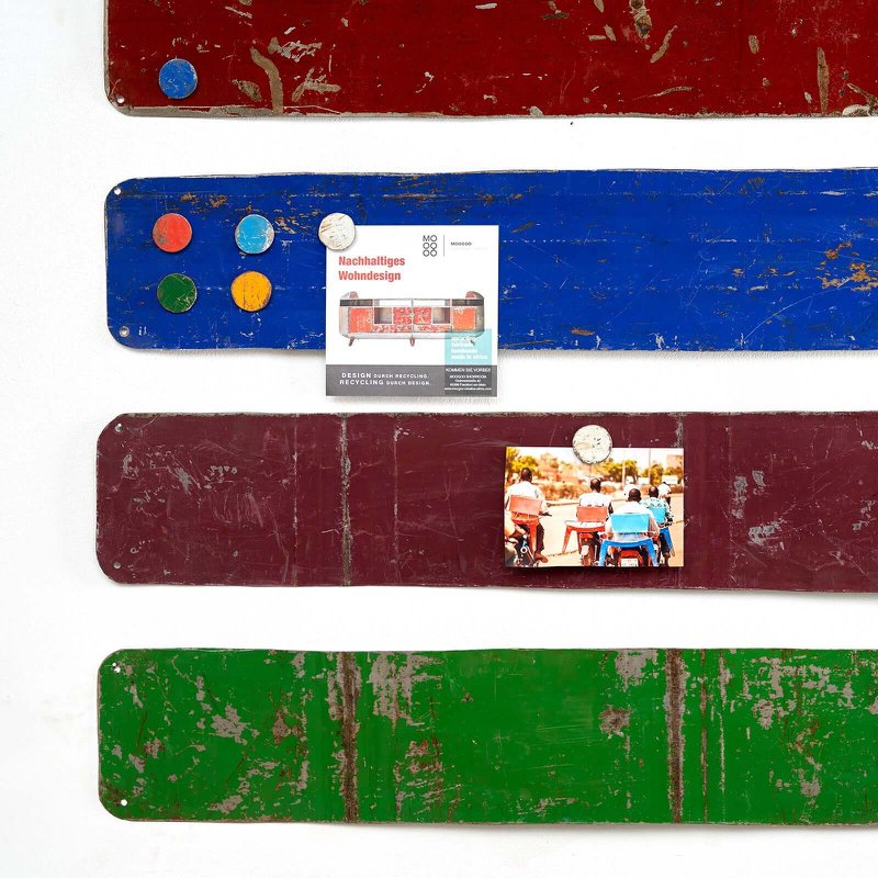 Magnette bord gemaakt van gerecyclede olievaten met 5 kleurrijke magneten 80 cm * 15 cm