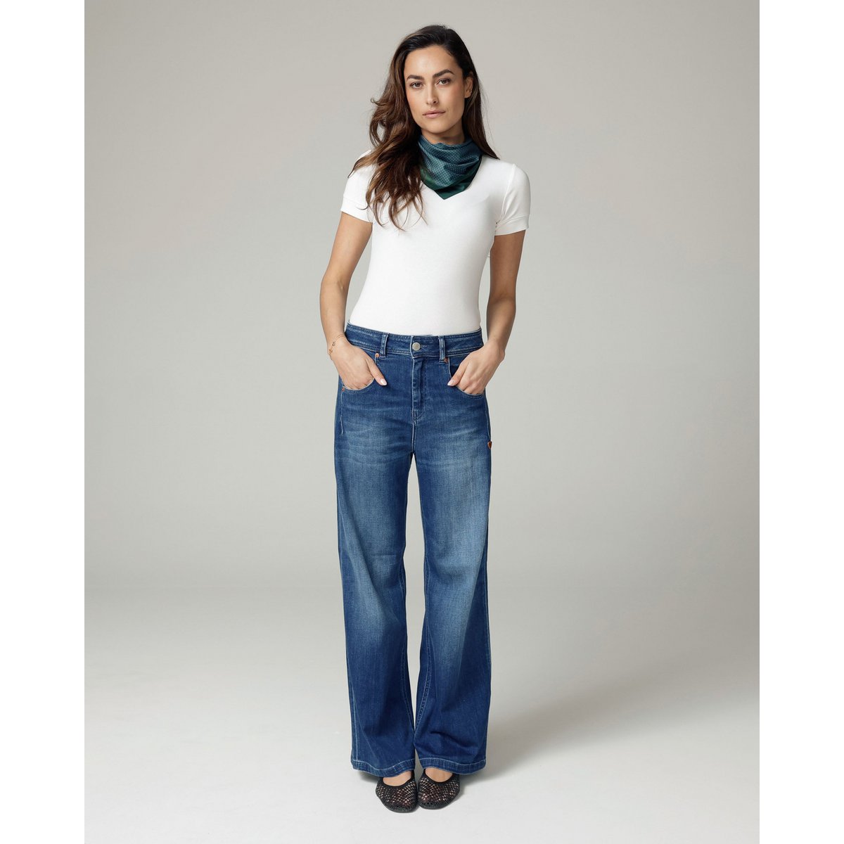 Mittelblaue Super-Vintage-Jeans mit weitem Bein und hohem Bund | Die Bratsche