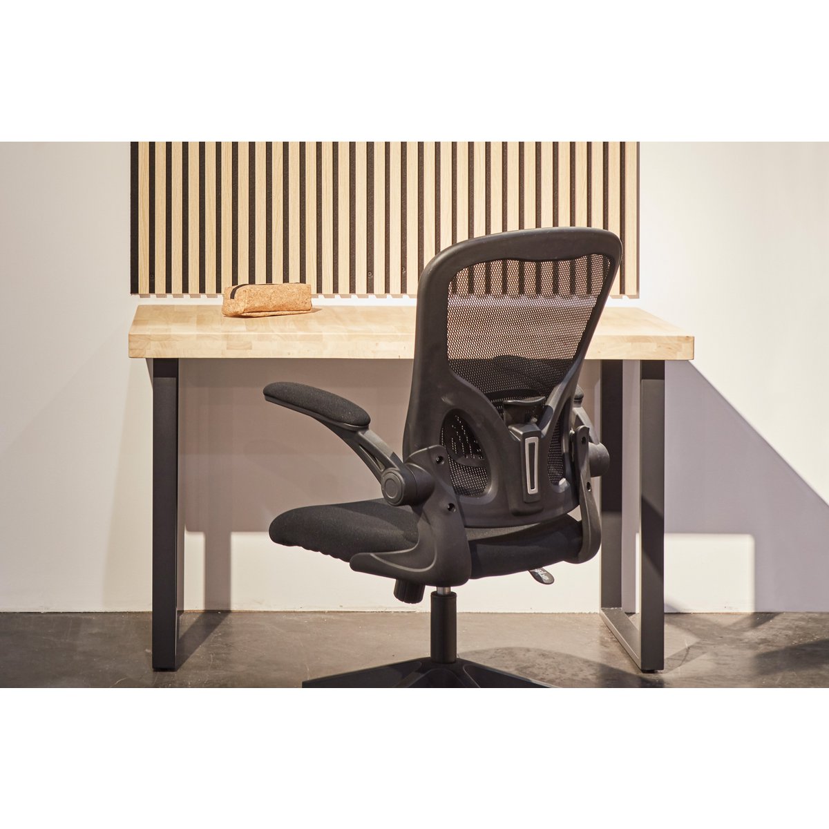 NATURLIG NORDISK EG STUDIEBORD / SORT. OK1183 (8444)
