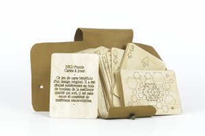 KARTENSPIEL aus Birkenholz in seiner Ledertasche.