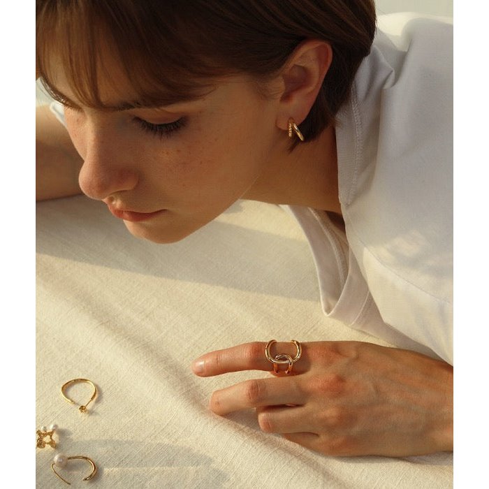 Bague croisée à design fluide géométrique