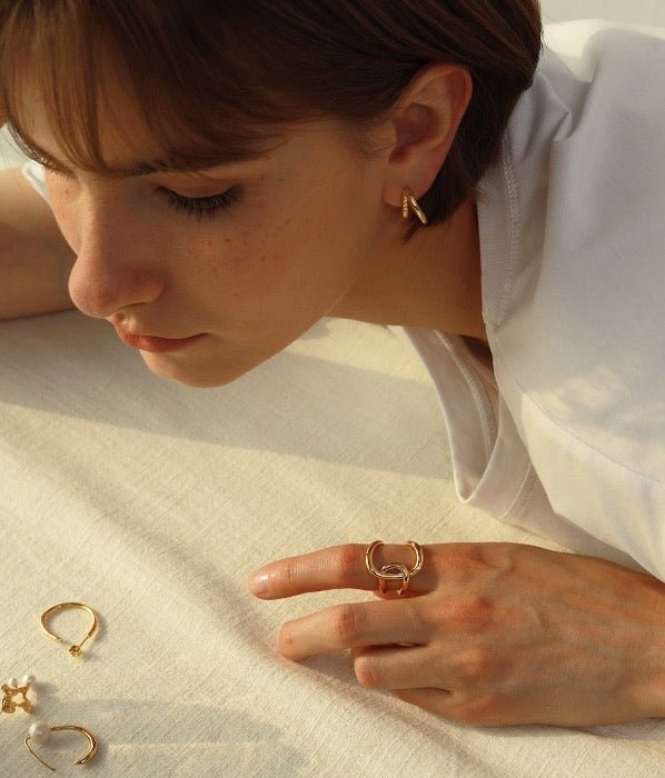 Bague croisée à design fluide géométrique