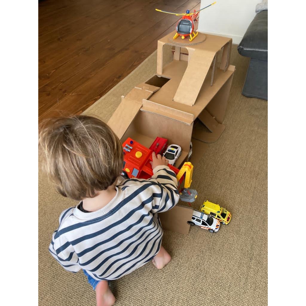 Garage à jouets en carton