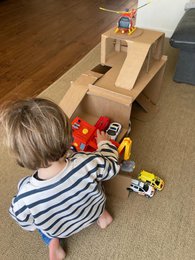 Garage à jouets en carton