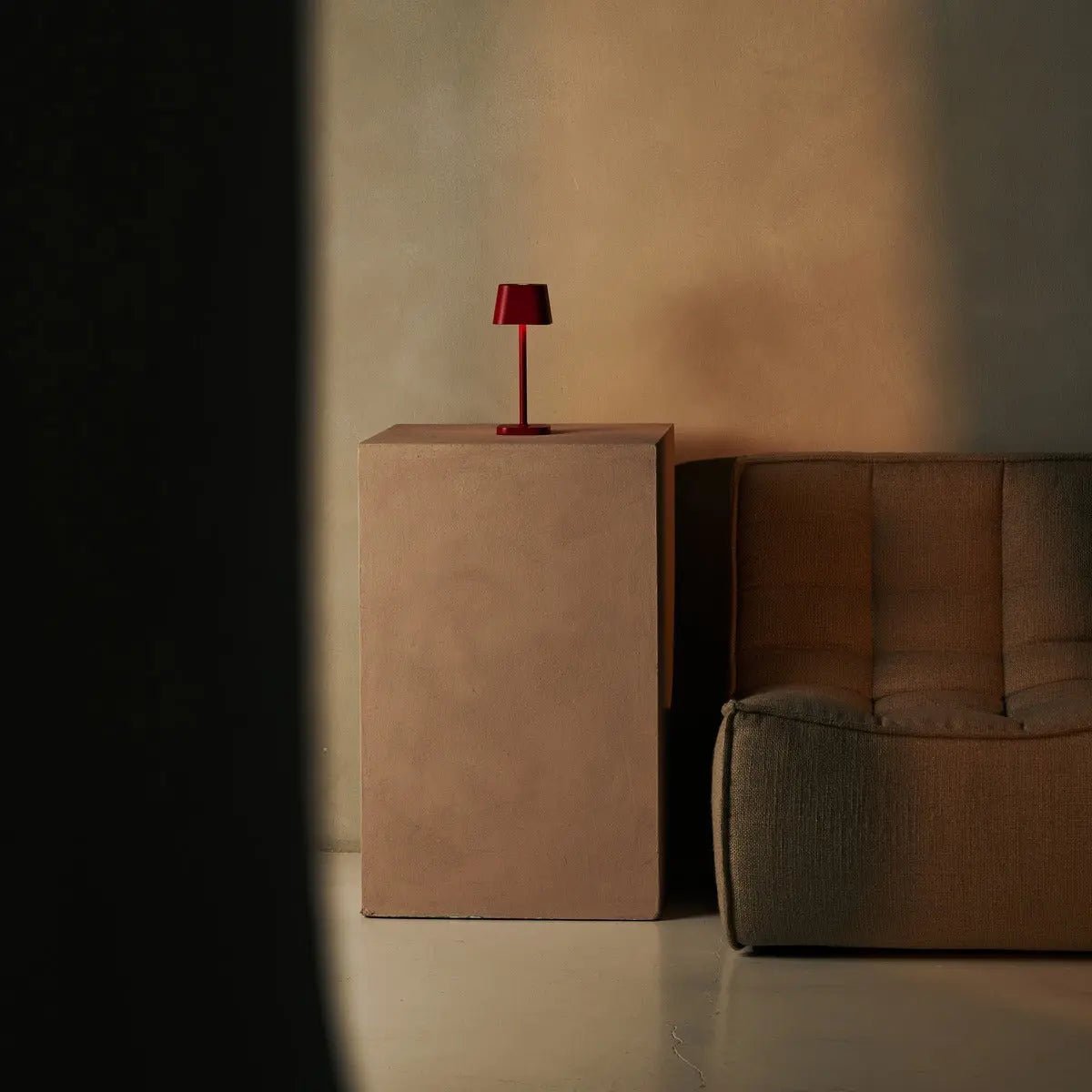 Lampe de table rechargeable rouge Ava Berry