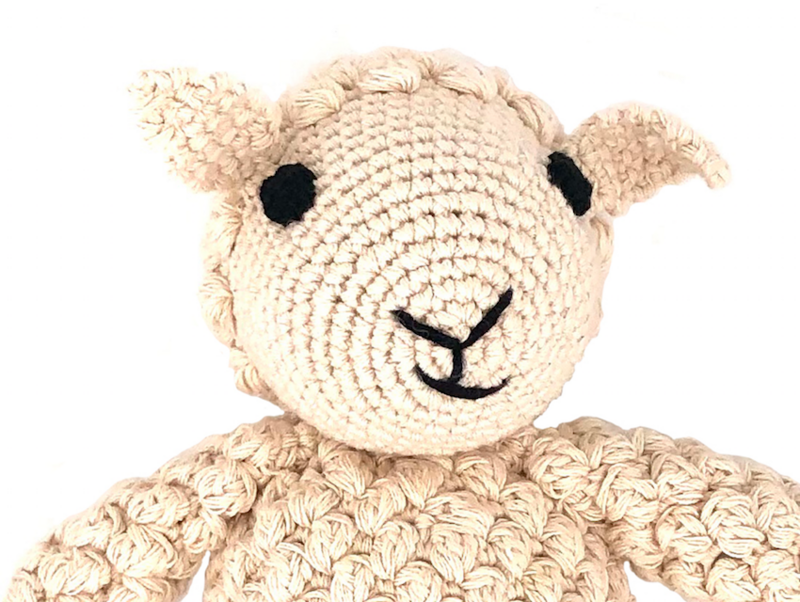 Cordero Luna-Leena Dolly cuddle off white - algodón orgánico - 0+ - hecho a mano en Nepal