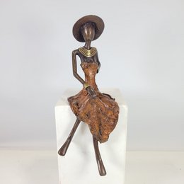 Bronze sculpture "Femme assise avec chapeau" by Soré | different sizes and colors