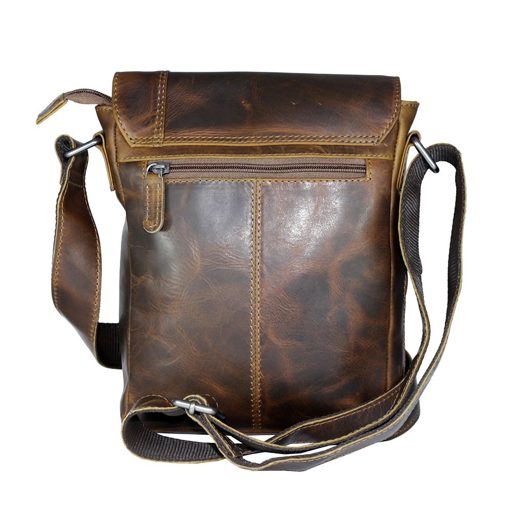 Arrigo skuldertaske eller crossbody taske lavet af brunt vokset læder med en stor flap med magnetisk lukning