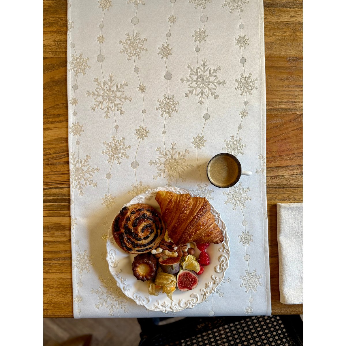 Christmas Table Runner, different sizes | Golden Snowfall