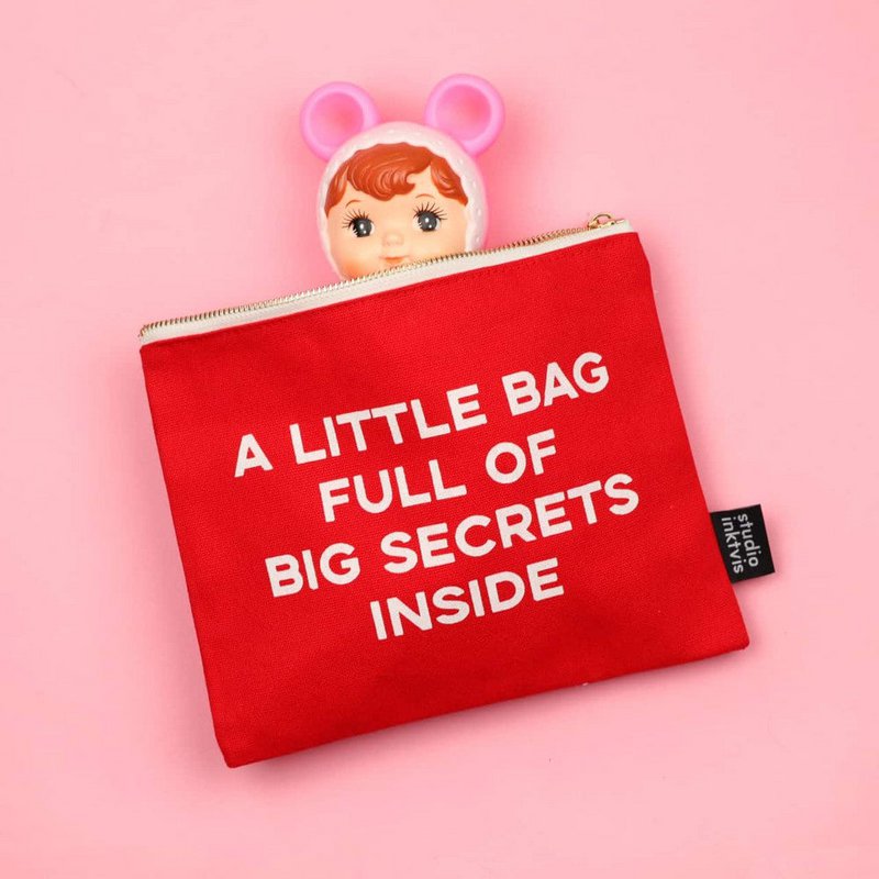 Estuche Un bolsito lleno de grandes secretos en su interior rojo