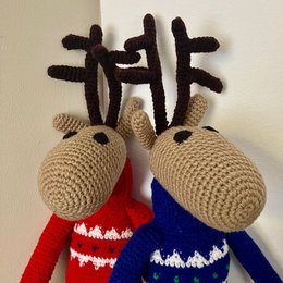 Luna-Leena reindeer with a turtleneck sweater blue - 100% soft wool - hand gehaakt in Nepal