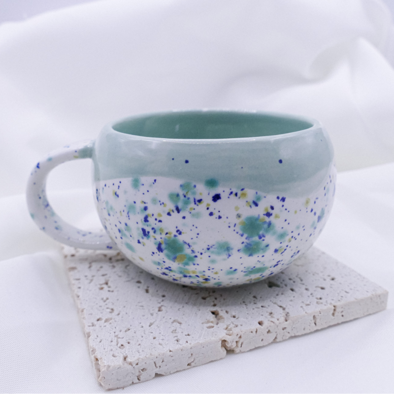 Tazza con pois maculati blu dipinta a mano - tazza con punti/macchie irregolari