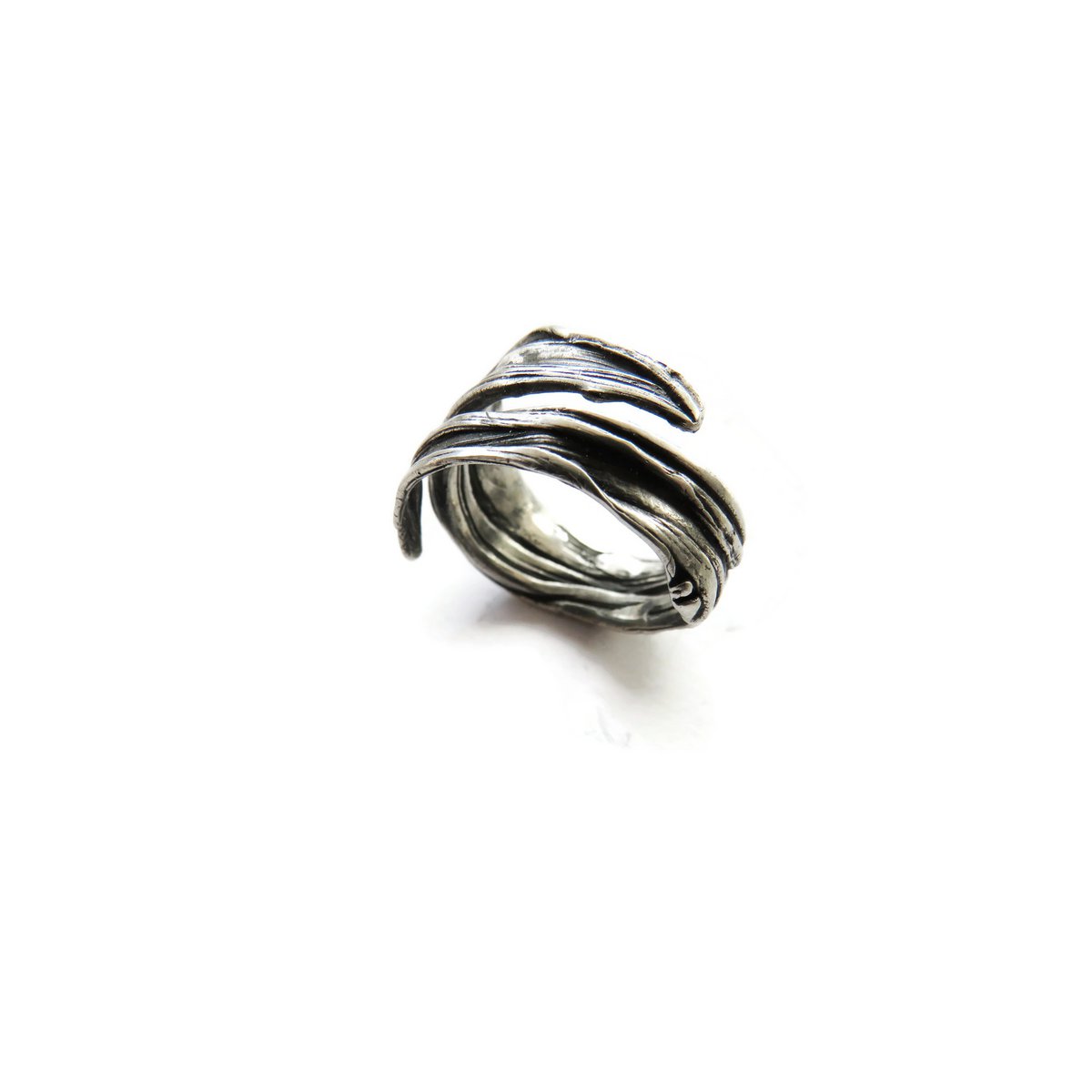 Verstelbare ring van geoxideerd zilver – organisch sculpturaal