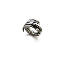 Anillo Ajustable de Plata Oxidada – Escultórico Orgánico