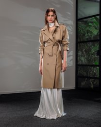  Belted trenchcoat in beige color, made of cotton material, with a classic trench coat style and a tie waist for a flattering fit.