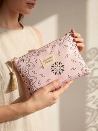 Neceser estuche 14x20 cm estampado paisley inscripción Les Copines C’est la vie