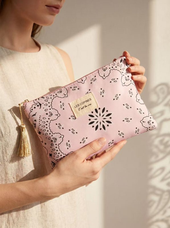 Neceser estuche 14x20 cm estampado paisley inscripción Les Copines C’est la vie