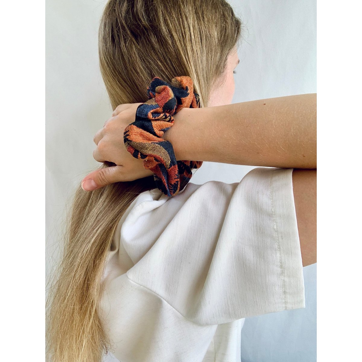 Scrunchie - Jacquard di fiori scuri - Riciclato