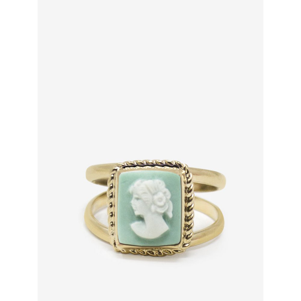 El querido anillo de cameo verde
