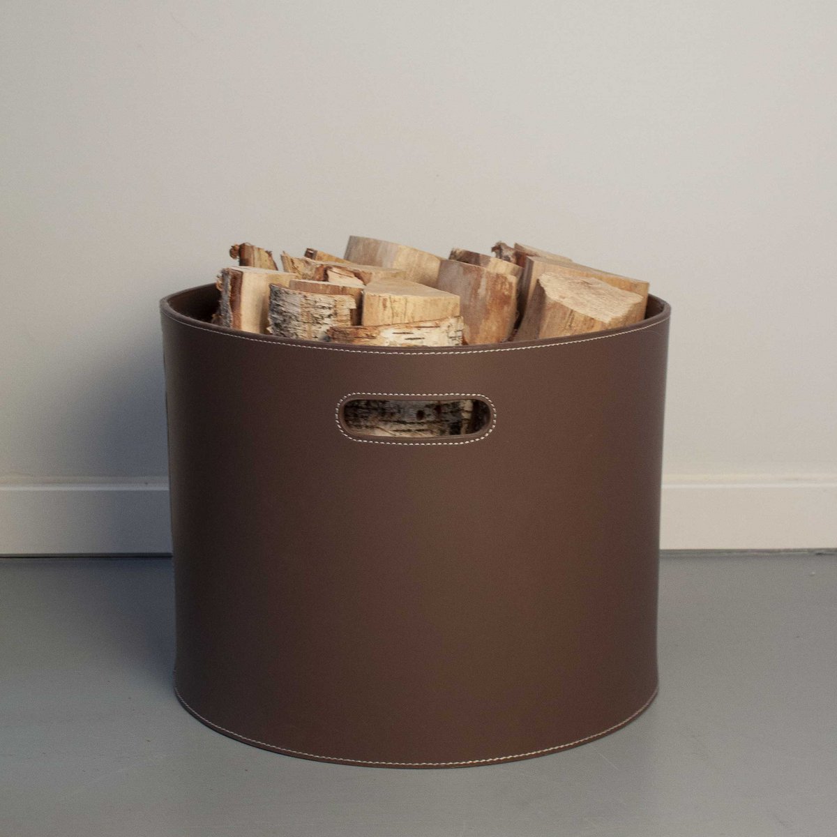 Ronde brandhoutmand leren mand CIRCUM voor opbergen, bruin