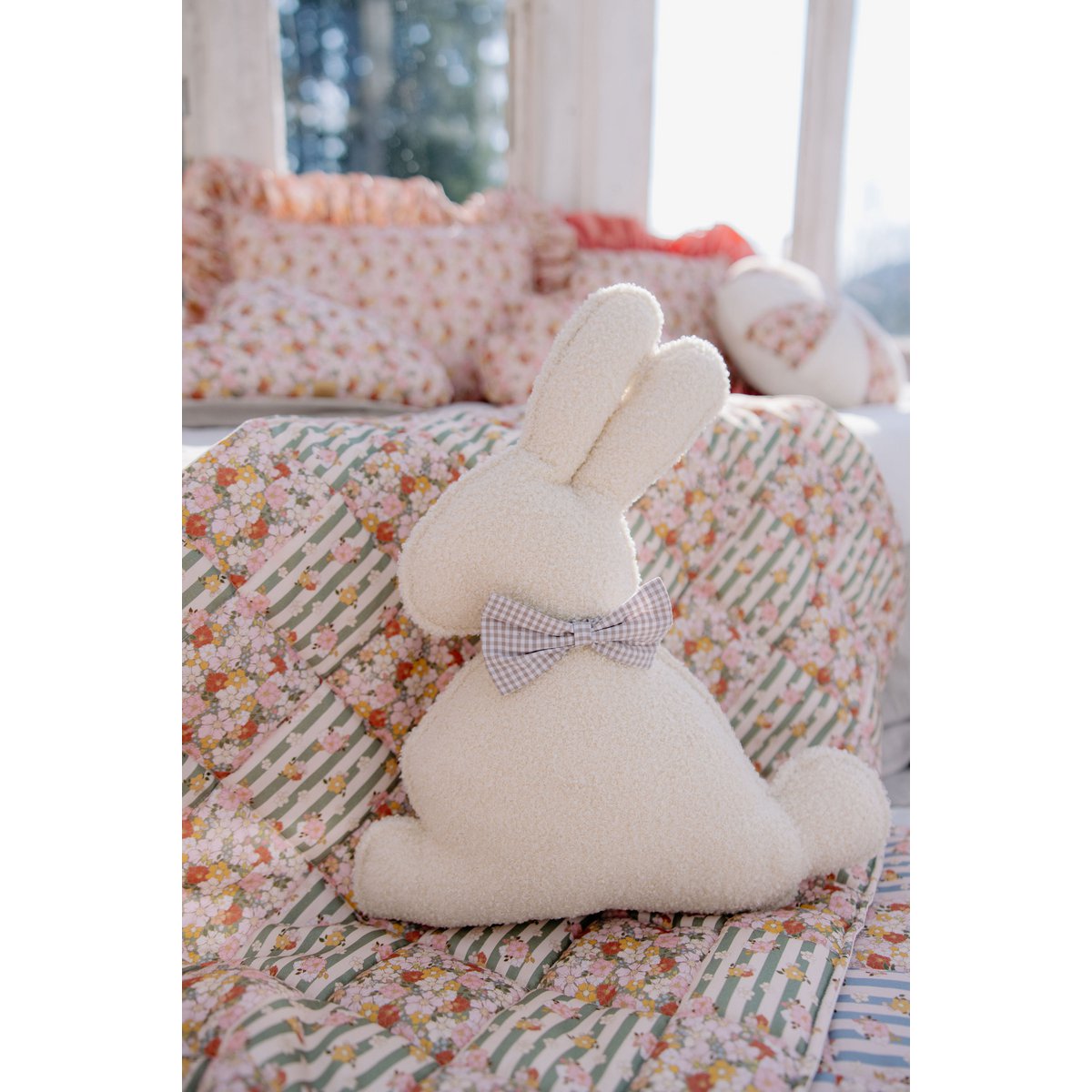 Flauschiger Boucle Osterhasen Kissen "Beige Bow"