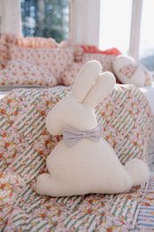 Flauschiger Boucle Osterhasen Kissen "Beige Bow"