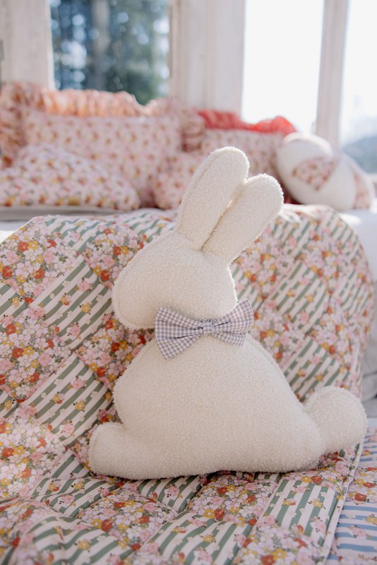 Flauschiger Boucle Osterhasen Kissen "Beige Bow"