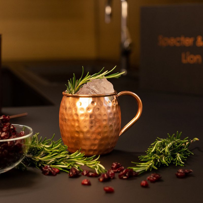 Líon kobberkrussæt - 4x Moscow Mule krus (500 ml) + 6-delt tilbehørssæt