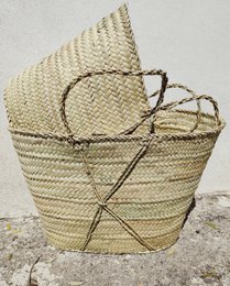  Natural woven palm handbag with intricate details, suitable for everyday use or as a stylish accessory.