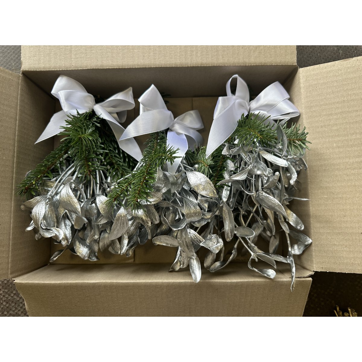 Christmas Box Mistletoe – Silver (8 packs of 3 bundles)
