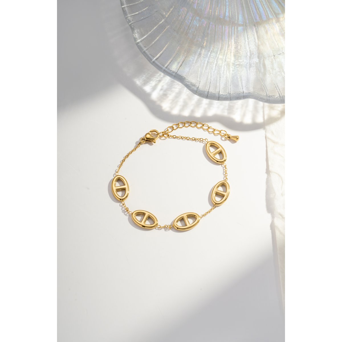 Pulsera de acero inoxidable elegancia dorada infinita ovalada