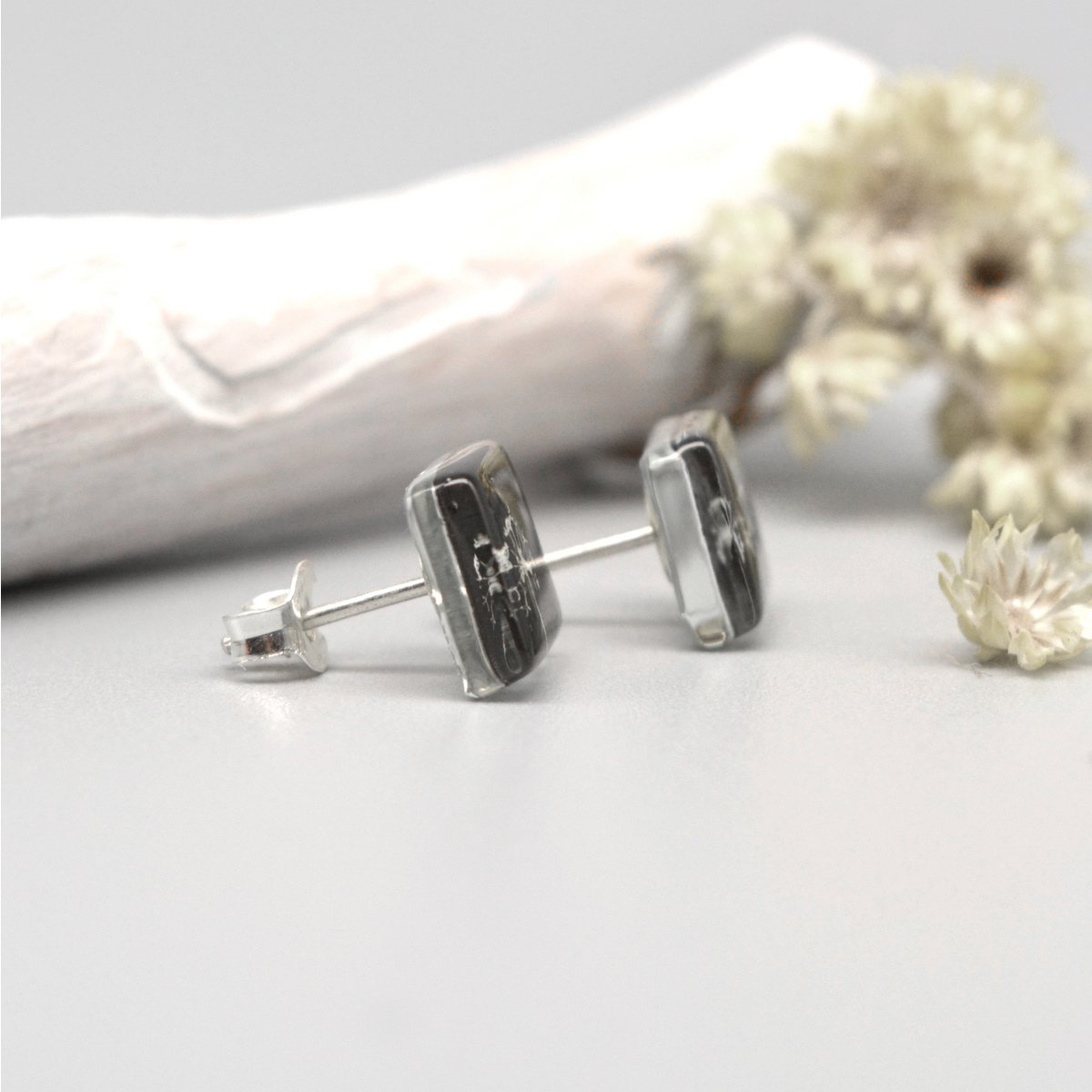 Oorbellen met paardenbloemknopen, zwarte kleur, glas en sterling zilver