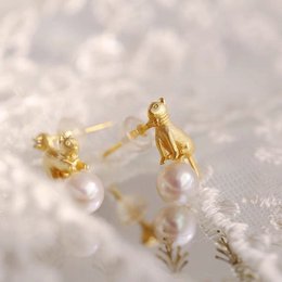Orecchini e collana asimmetrici con gatti