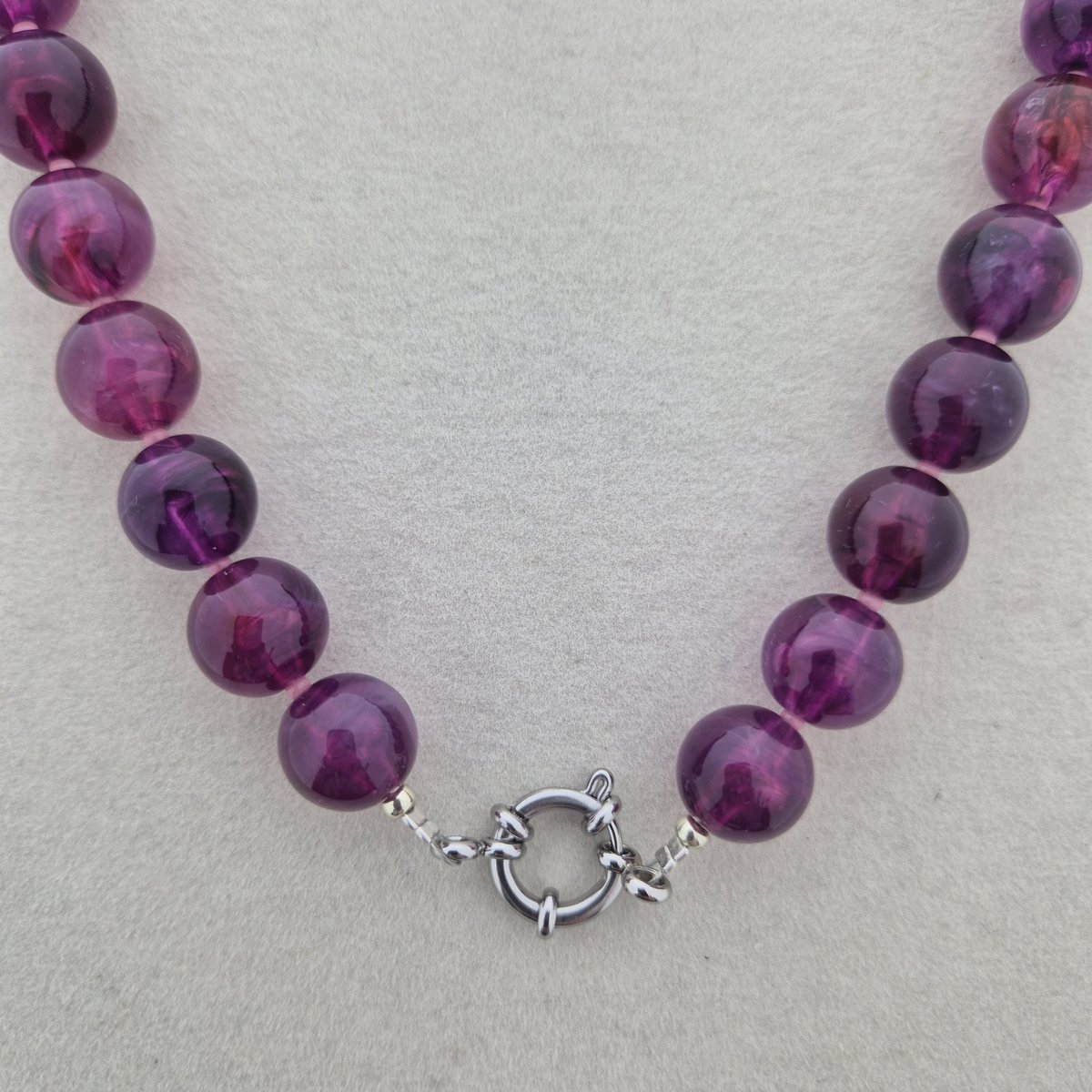 Collier avec grosses perles et fermoir bouée - Violet