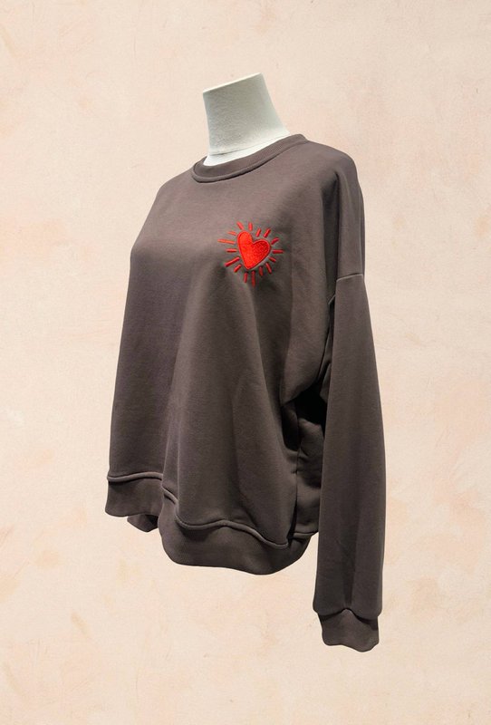 Unisex oversize sweatshirt – broderet rødt hjerte – BOMULD – 9038416