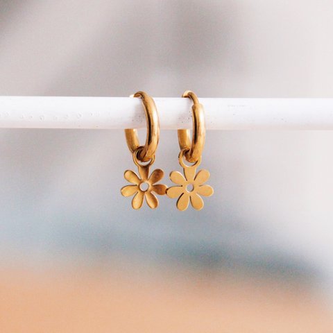 Ohrringe aus Edelstahl mit Gänseblümchenblume - Gold