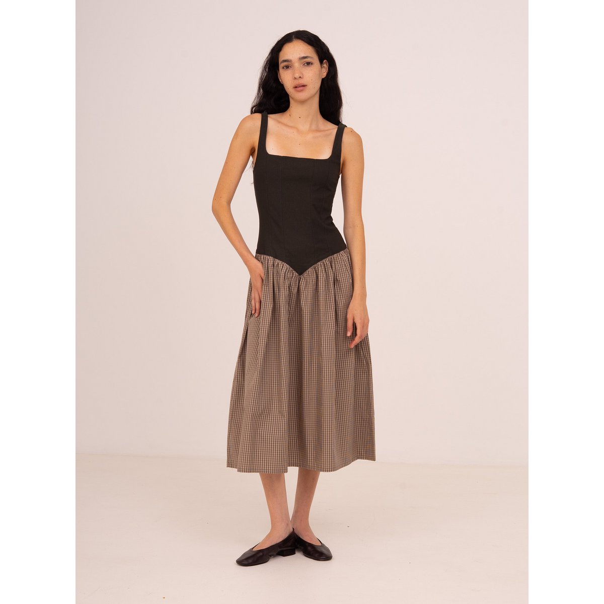 Robe mi-longue à carreaux marron avec corsage contrasté Rove