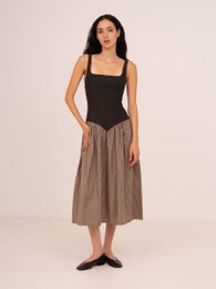Robe mi-longue à carreaux marron avec corsage contrasté Rove
